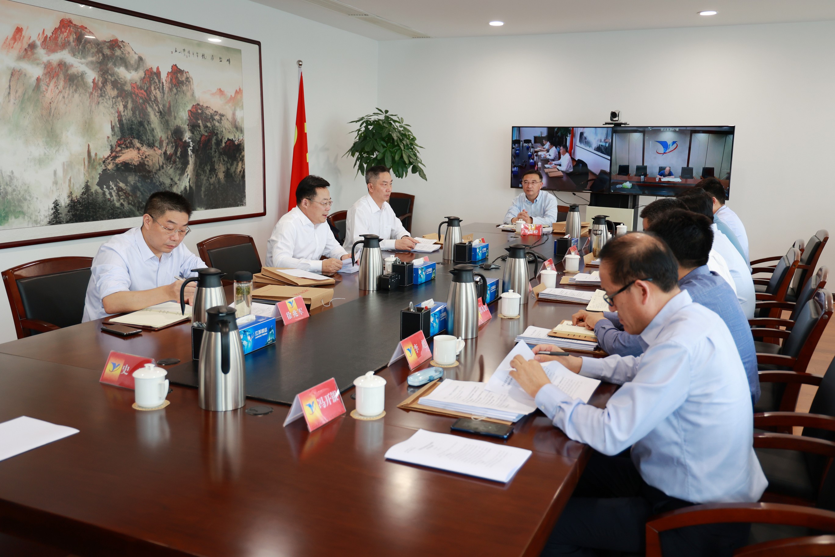 多多28召开党委中心组专题学习会